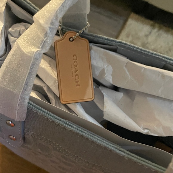 🥳🎉SOLD🥳🎉 Coach Field Tote 40 in Signature Denim - Picture 3 of 4